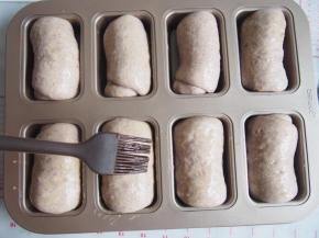 表面刷上一层蛋液。