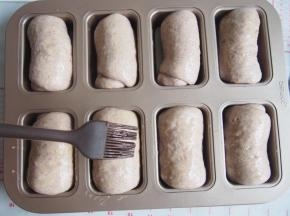 表面刷上一层蛋液。