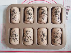 撒上适量黑芝麻做装饰，烤箱160度，中层上下火，25分钟左右观察表面上色即可.