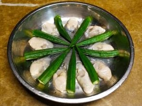 如图摆盘