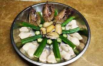 依次放入鲍鱼、大虾