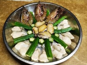 依次放入鲍鱼、大虾