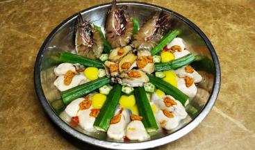 放入蟹黄酱、打入鹌鹑蛋洒入少许蒜盐