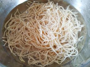 干丝泡清水中三分钟，然后洗净沥水备用。