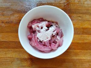 放淀粉，料酒老抽