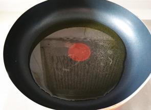 热锅倒入适量的食用油