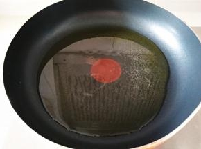 热锅倒入适量的食用油