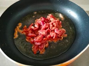 油熟放入肉丝