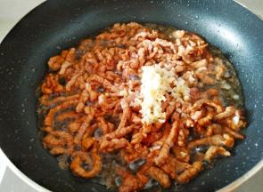 放入姜蒜末翻炒10秒