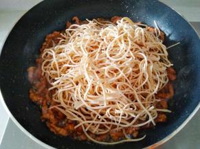 倒入干丝炒半分钟