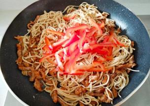 放入甜椒丝翻炒半分钟