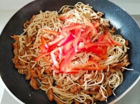 放入甜椒丝翻炒半分钟