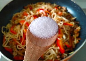 放少许盐翻炒半分钟