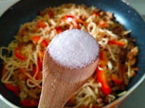 放少许盐翻炒半分钟