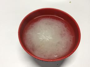 煮熟后的米粉捞出过凉水