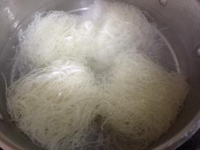 锅中水煮开，放入米线煮熟
