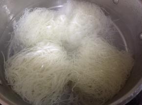 锅中水煮开，放入米线煮熟
