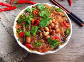 再捞入酱料汁中，加入适量煮米粉的水搅拌均匀加入花生米即可