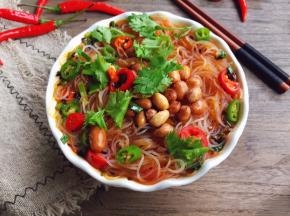 再捞入酱料汁中，加入适量煮米粉的水搅拌均匀加入花生米即可