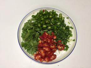青线椒、小红椒切圆圈，香葱切葱花，香菜切小
