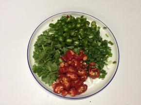 青线椒、小红椒切圆圈，香葱切葱花，香菜切小