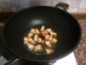 放入豆瓣酱翻炒出香味。