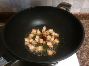 放入豆瓣酱翻炒出香味。