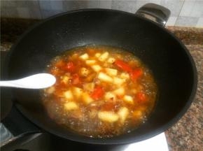 放入适量盐搅拌均匀，小火煮至汤汁浓稠。