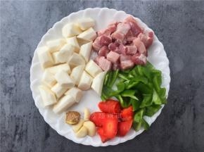 将五花肉切小方块，山药、青椒、胡萝卜切块，大蒜去皮、生姜拍扁。