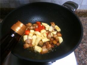 倒入适量生抽翻炒20秒。