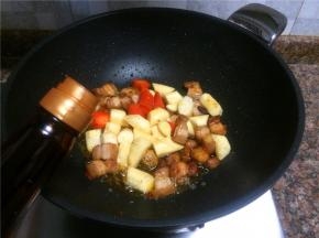 倒入适量生抽翻炒20秒。