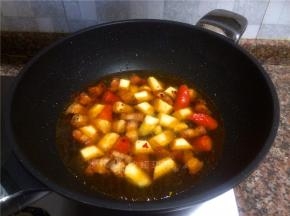 倒入一大碗清水煮开。