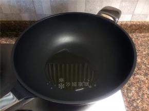 热锅倒油烧至八成热。