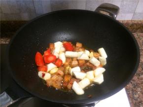 放入大蒜、生姜、山药和胡萝卜翻炒30秒。