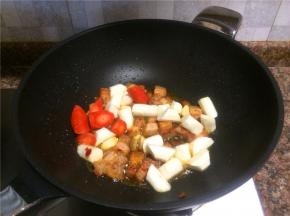 放入大蒜、生姜、山药和胡萝卜翻炒30秒。