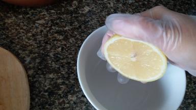 首先把柠檬汁挤出来