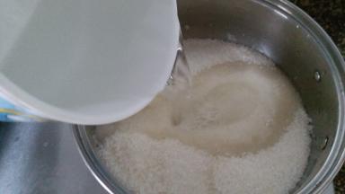 纯净水加入白砂糖内