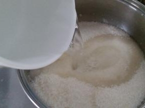 纯净水加入白砂糖内