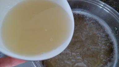 糖水煮开加入柠檬汁，小火熬煮