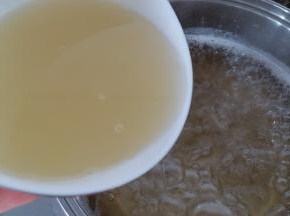糖水煮开加入柠檬汁，小火熬煮