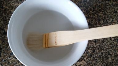 旁边准备一碗纯净水，和一把毛刷