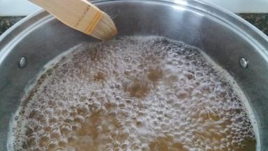 加入柠檬汁后不可再搅拌，有漂起来的泡沫用毛刷撇掉，毛刷冲干净后再用，锅边溅起来的糖浆用毛刷刷下去