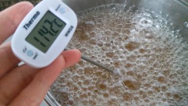 一直小火熬到115度左右即可关火，冷却后用玻璃瓶密封保存。放置一周到半个月后再用