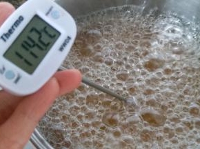 一直小火熬到115度左右即可关火，冷却后用玻璃瓶密封保存。放置一周到半个月后再用
