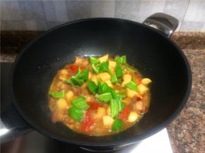 放入青椒翻炒30秒即可出锅。