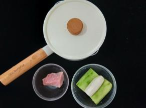 准备好食材，首先把丝瓜去皮。(图片中的山药是不用的)