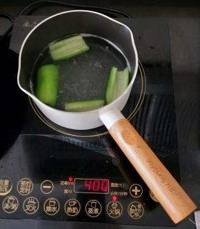 丝瓜切掉里面的籽，然后放入奶锅煮熟捞出，猪肉也切成片放水里焯熟。