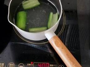 丝瓜切掉里面的籽，然后放入奶锅煮熟捞出，猪肉也切成片放水里焯熟。