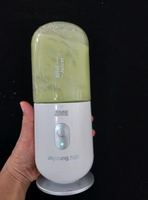 然后把丝瓜和猪肉放入榨汁机打到细腻。(我懒得拿料理机了，其实用这个打一样细腻。)