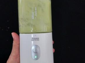 然后把丝瓜和猪肉放入榨汁机打到细腻。(我懒得拿料理机了，其实用这个打一样细腻。)